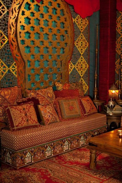 10 Ambientes de inspiración marroquí : 10 Ambientes de inspiración marroquí para los que amáis este país en particular o la cultura árabe en general. Hoy traemos una colección de bonitas imágene Dekorasi Maroko, Casa Hobbit, Moroccan Room, Moroccan Inspiration, Wooden Backdrops, Moroccan Bedroom, Moroccan Theme, Moroccan Home Decor, Moroccan Homes