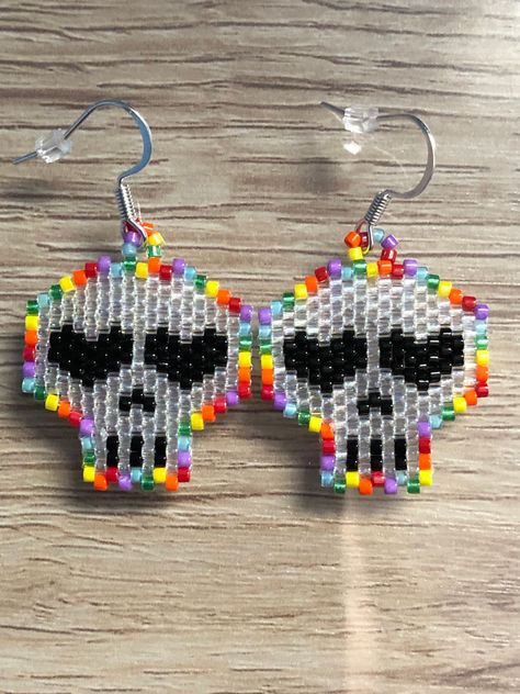 Unicorn Beaded Earrings, Skull Bead Pattern, Heart Beaded Earrings, Seed Bead Projects, Beautiful Beaded Earring, Seed Bead Jewelry Patterns, Beaded Banners, Seed Bead Crafts, Art Perle