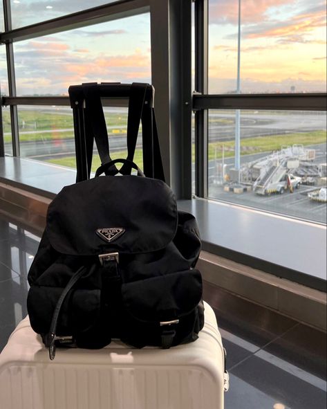 Prada backpack. White kuggage. Sunset Prada Backpack Outfit, Prada Backpack, Backpack Outfit, I N, Dance Practice, Black Pink Dance Practice, Bag Style, Airport Outfit, Prada Bag