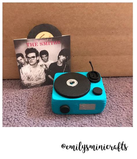 EMILY EVANS on Instagram: “Mini record player 🎶 . • • • • •  #recordplayer #vinyl #vinylcollection #acrylic #paint #acrylicpainting #acrylicpaint #thesmiths #smiths…” Miniature Vinyl Records Diy, Mini Record Player, Clay Vinyl, Vinyl Player, Vinyl Collection, Clay Diy Projects, Cartoon Painting, Diy Vinyl, Pasta Flexible