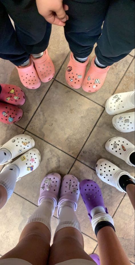 Crocs Asthetics Outfit, Crocs Inspiration, Crock Ideas, Croc Outfits, Crocs Aesthetic, Crocs Outfit, Crocs Fashion, Jordan Shoes Retro, Shoes Sneakers Jordans