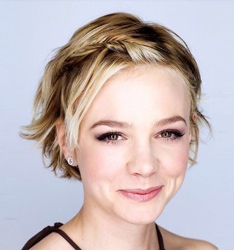 With headbands, hair chalk and bobby pins at our fingertips, you’ll never mutter the words “awkward phase” again! Carey Mulligan Hair, Pixie Grow Out, Hair Stages, How To Style Hair, Headbands For Short Hair, Man Bun Hairstyles, Short Ponytail, Short Hairstyle Women, Hair Tricks