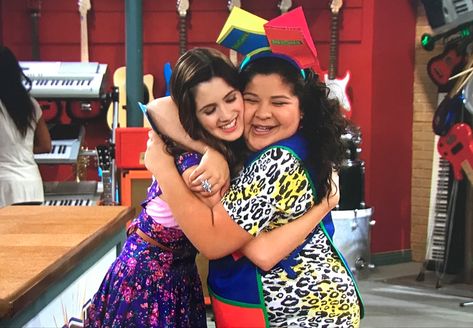 Ally Austin And Ally, Calum Worthy, Raini Rodriguez, Laura Marano, Austin And Ally, Disney Fashion, Disney Style, Disney Channel, Fashion Styles