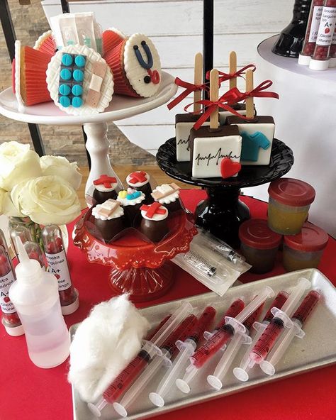 I loved this Party decor idea 😍👏 via @blogueirofesteiro by @kamilabarreiratiengo Nurse Grad Parties, Medical Party, Doctor Party, Nursing School Graduation Party, Nurse Party, 16th Birthday Party, Graduation Decorations, Decor Idea, Grad Parties