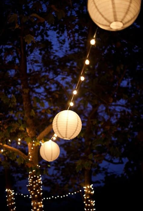 Backyard Lighting Ideas Summer Nights, Backyard Party Lighting, Backyard Lighting Ideas, Backyard Party Decorations, Summer Party Decorations, Outdoor Party Decorations, Backyard Lighting, Outdoor Reception, Bbq Party