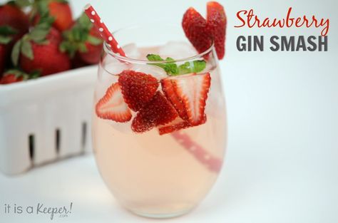 Simple Cocktail Recipes Strawberry Gin Smash - It Is a Keeper Cocktail Recipes Strawberry, Simple Cocktail Recipes, Gin Smash, Strawberry Gin, Recipes Strawberry, Simple Cocktail, Margarita On The Rocks, Coctails Recipes, Gin Fizz