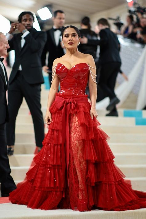 Salma Hayek Ignites Met Gala Red Carpet in 6-Inch Heels & Gucci Dress – Footwear News Gucci Gown, Met Gala Outfits, Met Gala Dresses, Gala Outfit, Met Gala Red Carpet, Gucci Dress, Red Carpet Look, Anna Wintour, Salma Hayek