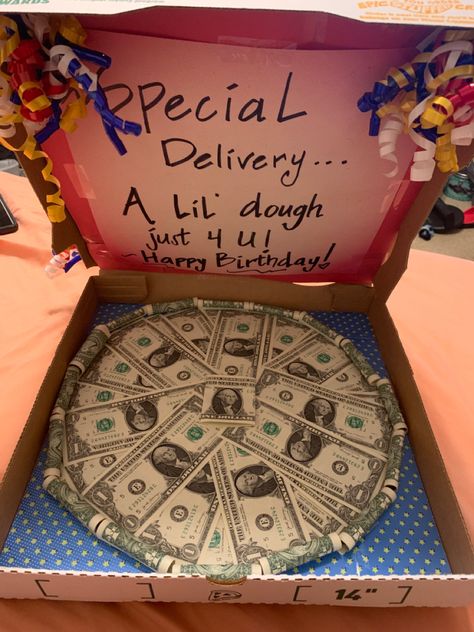 Pizza Money Gift, Money Suprise Idea, Pizza Money Box Ideas, Pizza Box Money Gift, Money Wreath, Homemade Graduation Gifts, Money Pizza, Family Preschool, Birthday Money Gifts