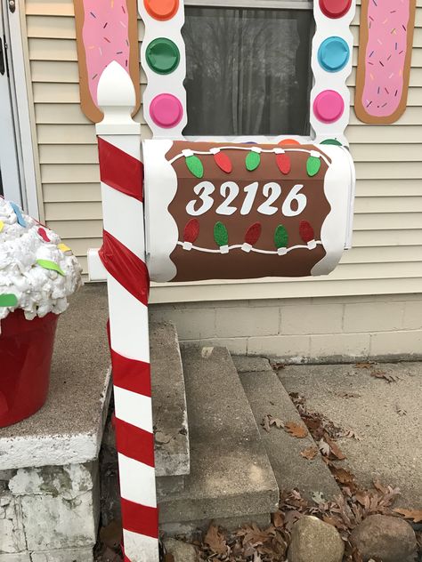 Christmas decoration gingerbread house diy mailbox Gingerbread House Diy, House Mailbox, Diy Mailbox, Candy Cane Decorations, Gingerbread Diy, Xander Cage, Gingerbread Christmas Decor, Christmas Yard Art, Return Of Xander Cage