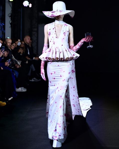 Robert Wun Spring 2024, Robert Wun Ss23, Robert Wun 2024, Victorian Surrealism, Robert Wun Couture, Horror Dress, Mushroom Outfit, Eccentric Fashion, Ultra Ball