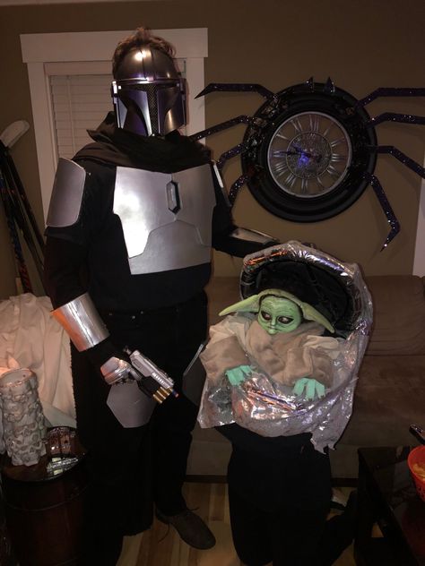 Mandalorian Couple Costume, Mando Costume, Mandolorian Couples Costume, Mandalorian Family Halloween Costumes, Mandalorian Group Costume, Grogu Cosplay, Festive Halloween Decor, Cool Halloween Costumes, Halloween Town