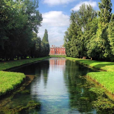 Fawley in Henley-on-Thames, Uk Henley On Thames, Visual Board, English Country House, River Thames, Lovely Things, Country House, Beautiful Photo, Photo Inspiration, Places To Visit