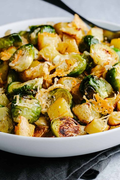 Small Potatoes Recipe, Baked Brussel Sprouts, Mini Potatoes, Vegetable Side Dishes Recipes, Sprout Recipes, Brussels Sprouts Recipe, Roasted Brussel Sprouts, Peppers Recipes, Potato Dishes