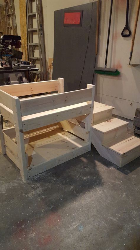 Doggy bunk bed w/ stairs Dog Bunk Beds, Wood Dog Bed, Raised Dog Beds, Pallet Dog Beds, Dog Bedroom, Elevated Dog Bed, Dog House Diy, Diy Dog Bed, Dog Ramp