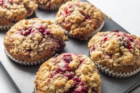 Banana Raspberry Muffins, Chocolate Ganache Cake Recipe, Banana Breakfast Muffins, Raspberry Breakfast, Raspberry Banana, Cross Buns Recipe, Raspberry Muffins, Banana Muffin Recipe, Oat Crumble