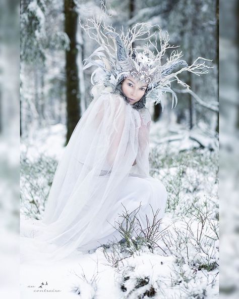 Ｍｅｌ Ｐｌｕｍ ➰ ｆｉｎｅａｒｔ ➰ on Instagram: “Model/Make up @sugarhail Headdress @maskenzauber #portrait #fineartphotography #snow #winter #white #model #costume #werbung” Winter Wonderland Costume, Winter Fairy Costume, Fairy Medieval, Harvest Dance, Gothic Winter, Snow Queen Costume, Ice Queen Costume, Model Costume, Winter Goddess