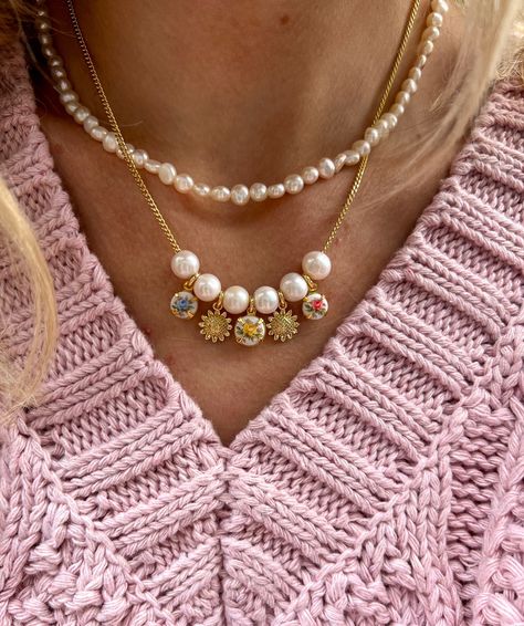 say hello to the floris pearl charm necklace 🌼💐💛 #floraljewelry #vintagestyle #jewelryinspo #pinterestaesthetic #daintyjewelry #girlyaesthetic #cottagecore #pinkaesthetic Dainty Pearl Necklace, Pearl Charm Necklace, Diy Jewelry Display, Pink Pearl Necklace, Carved Heart, Dope Jewelry, Vintage Pearl, Jewelry Lookbook, Stacked Jewelry