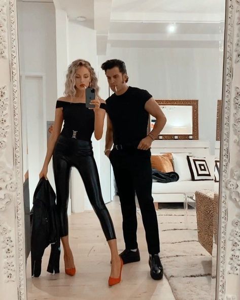 Costume Halloween Duo, Iconic Halloween Costumes, Shea Marie, Cute Couples Costumes, Kostuum Halloween, Halloween Parejas, Best Couples Costumes, Costumes For Couples, Classy Halloween Costumes