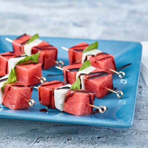 Watermelon Feta Skewers - Watermelon Board Watermelon Appetizer, Watermelon Festival, Watermelon Pizza, Grilled Watermelon, Tapas Party, Watermelon Benefits, Skewer Appetizers, Watermelon And Feta, Summer Foods