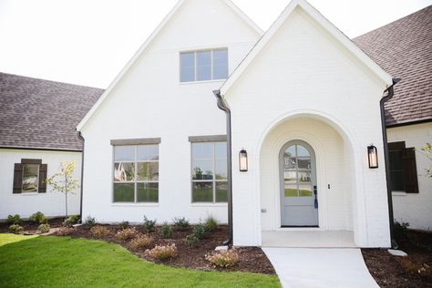 Modern Traditional Exterior, White Painted Brick Exterior, White Brick Exterior, Brick Archway, White Exterior Houses, Brick Arch, Arch House, Brick Exterior, White Exterior