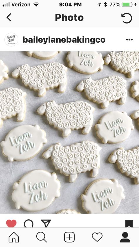 Lamb Cookies Royal Icing, Lamb Cookies Decorated, Sheep Sugar Cookies, Icing Decorating Ideas, Sheep Cookies, Eid Baking, Royal Icing For Cookies, Cookie Frosting Ideas, Fondant Sugar Cookies