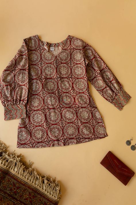 V Neck Short Kurti Design, Cotton Jeans Tops, Simple Kurti Designs Cotton Printed Casual, Kalamkari Tops For Jeans, Cotton Short Tops Designs For Jeans, Cotton Short Top Designs, Printed Short Kurtis For Jeans, Ikkat Tops For Jeans, V Shape Kurti Designs