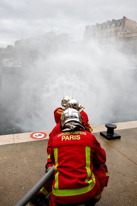 Arsenal Photo, Female Army Soldier, Firefighter Art, Dream Jobs, Army Soldier, La Rose, Leica, Firefighter, Soldier