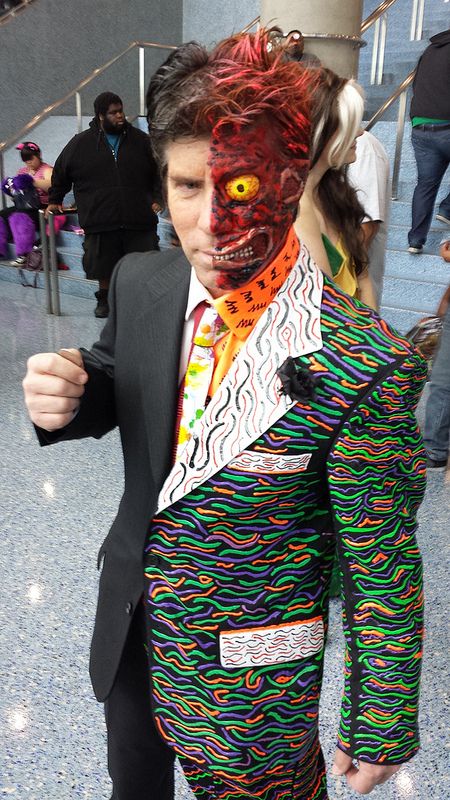 Comikaze 2013-Two-Face/Harvey Dent #cosplay Villian Costumes Men, Two Face Cosplay, Two Face Costume, Batman Costume Diy, Rogue Cosplay, Harvey Dent, Batman Cosplay, Batman Costume, Halloween Couple