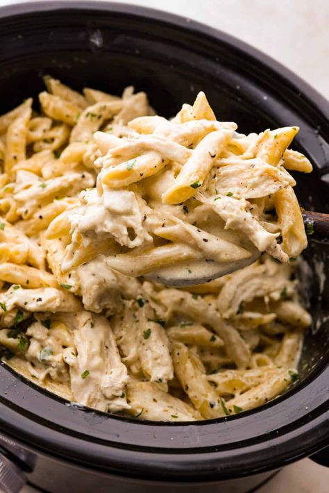 Crockpot Chicken Alfredo Italian Carry In Ideas, Slow Cooker Olive Garden Chicken Pasta, Olive Garden Chicken Pasta Crockpot, Xmas Fudge, Crockpot Entrees, Slow Cooker Olive Garden Chicken, Olive Garden Chicken Pasta, Ww Dinners, Supper Meals