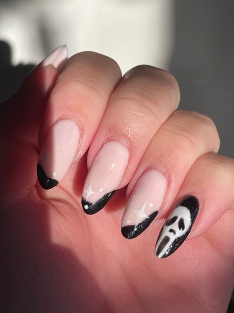 Sparkle gel extension scream halloween design french tip Bat Nails, Black Halloween Nails, Horror Nails, Holloween Nails, Scream Halloween, Halloween Acrylic Nails, October Nails, Halloween Nail Designs, Halloween Nail