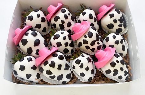 Sweet 16 Party Ideas Cow Print, Pink Cow Print Strawberries, Cow Print Chocolate Covered Strawberries, Sweet 16 Cow Print Cakes, Cow Strawberries, Cowgirl Cupcakes, Cow Baby Shower Theme, Christmas Strawberry, Cow Birthday Parties