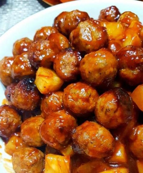 Slow Cooker Pineapple BBQ Meatballs Meatballs With Pineapple And Bbq Sauce, Barbecue Pineapple, Pineapple Bbq Meatballs, Meatball Appetizer Crockpot, Pineapple Meatballs, Bbq Meatball Recipe, Simple Crockpot, Dear Wife, Bbq Meatballs