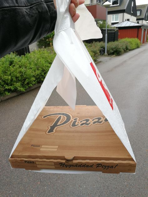 This plastic pizza bag I got at my local pizza place Pizza Holder, Plastic Bag Design, Pizza Takeaway, Pizza Packaging, Romans Pizza, Pizza Ideas, Local Pizza, Pizza Shop, Pizza Boxes