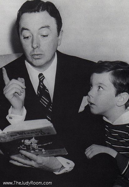 1939: Jack Haley and his son, Jack Haley Jr. who years later married Judy Garland's daughter, Liza! Jack Haley, The Tin Man, Wizard Of Oz 1939, Dorothy Gale, People Reading, Liza Minnelli, The Wonderful Wizard Of Oz, Celebrity Families, Tin Man