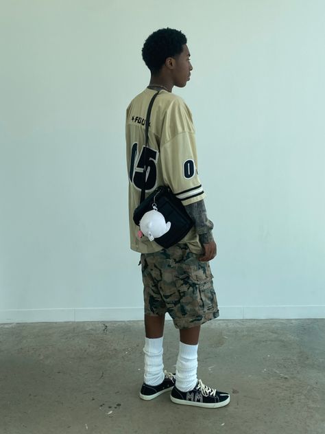 Camo Shorts Men Outfit, Camo Shorts Outfit, Nba Jersey Outfit, Camo Jorts, Music Inspired Fashion, Masc Fashion, Estilo Hipster, Fits Streetwear, Mens Shorts Outfits