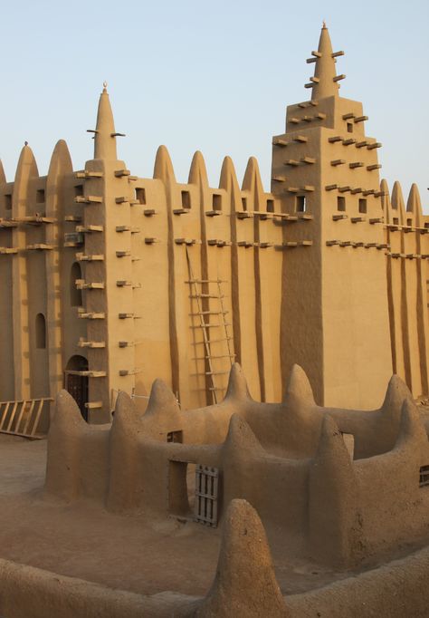 Great Mosque of Djenné in Djenné, Mali. Traditional Malian mud building-a 1907 recreation of former 13th century mosque, annually maintained by the community. Sudano-Sahelian architecture Height 16 m. Mud Building, African American Artwork, Africa Photography, Romanesque Architecture, Mosque Architecture, Les Continents, Vernacular Architecture, Ancient Designs, Structure Architecture