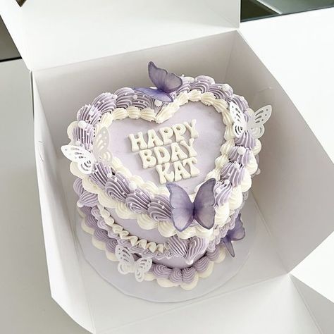 Heart Shaped Birthday Cake, Comic Cake, Amazing Cake Decorating, Heart Birthday Cake, Rodjendanske Torte, Purple Cakes Birthday, Butterfly Birthday Cakes, Vintage Birthday Cakes, Sweet 16 Birthday Cake