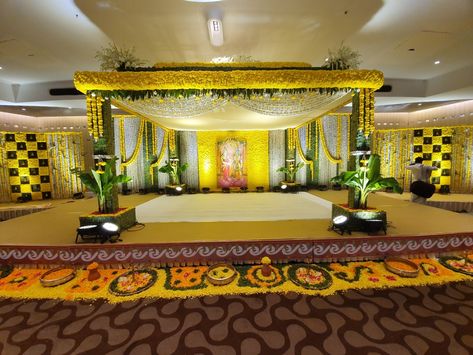 Telugu Wedding Mandapam Decoration, Manavarai Decoration, Wedding Mandapam, Mandapam Decoration, Leaf Decor Wedding, Hindu Wedding Decorations, Haldi Ceremony Decorations, Engagement Stage Decoration, Engagement Decoration