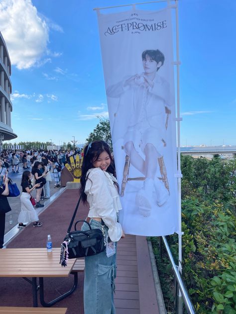 txt moa taehyun concert pose inspo inspiration hair bows blue white jeans fall bag fashion kpop japan banner venue モア ポーズ テヒョン トゥバ Txt Concert Outfit, Japan Banner, Concert Pose, White Jeans Fall, Blue And White Jeans, Txt Moa, Fashion Kpop, Fall Bags, Concert Outfits