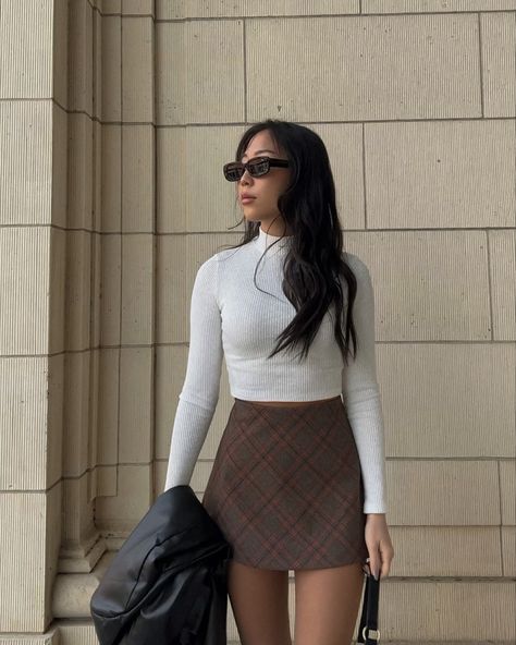 Fall Date Outfit Aesthetic, Formal Skirt Outfit Classy, Celebrity Interview Outfits, Turtle Neck And Skirt Outfit, Turtle Neck And Skirt, Classy Preppy Outfits, Check Skirt Outfit, Girly Street Style, Brown Skirt Outfit