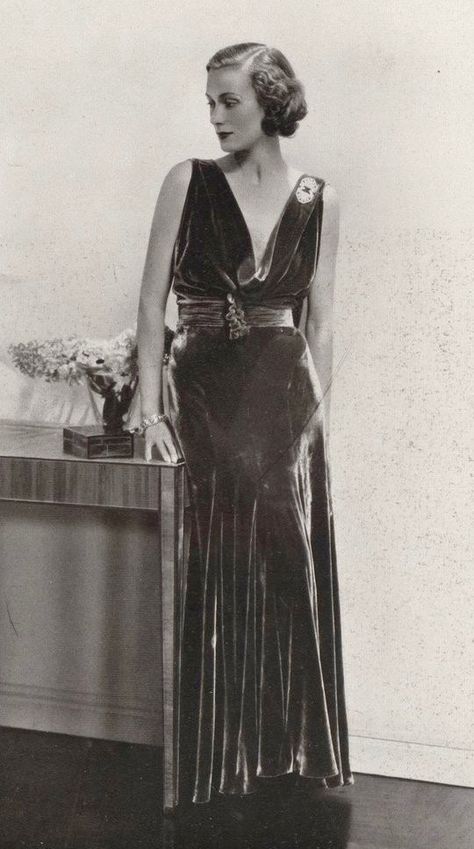 1931 1930s Evening Dress, Art Deco Gown, 1930s Fashion Women, 1930's Dresses, Vintage Fashion 1930s, Evening Dresses Uk, Velvet Evening Dress, Vintage Formal Dresses, 파티 드레스