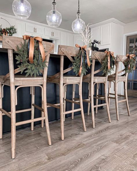 Chelsea🌿 on Instagram: “Cheers to the weekend!!🙌🏼 I just got done cleaning the kitchen and thought I would share a close up of the barstools with the mini wreaths.…” Hobby Lobby Christmas Decor, Cleaning The Kitchen, Diy Bar Stools, Diy Counter, Cheers To The Weekend, Hobby Lobby Christmas, Christmas Decor Inspiration, Christmas Front Doors, Mini Wreaths