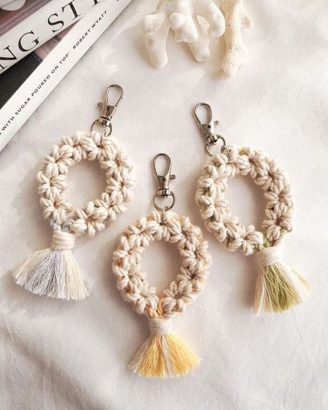 MACRAME PLACE on Instagram: "@manatula_macrame . . . #makrome #macramehowto #macrameartist" Macrame Party, Macrame Wristlet Keychain, Wedding Favors Rustic, Personalized Macrame, Macrame Wristlet, Keys House, Bridesmaid Favors, Custom Eyes, Rustic Wedding Favors