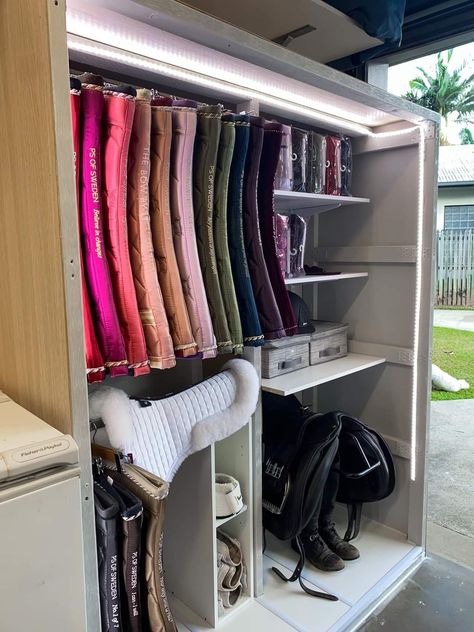 Horse Tack Box Ideas, Aesthetic Tack Room, Saddle Pad Organization, Matching Horse Tack, Tackroom Organization, Tackroom Ideas Equestrian, Horse Tack Room Organization, Saddle Pad Storage, Tack Room Ideas