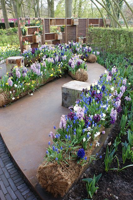 Bulb logs (unique containers), Keukenhof Gardens, The Netherlands.  Photo: KarlGercens.com, via Flickr Container Gardening Ideas, Garden Flower Beds, Garden Bulbs, Garden Containers, Spring Bulbs, Unique Gardens, Decoration Inspiration, Bulb Flowers, Container Plants