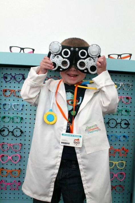 DIY Pretend-Play Eye Doctor's Office!  Plus our #GreatGlassesPlayDay recap--what a fun day at @playatmcm !! Eye Doctor Office, Pretend Play Printables, Community Helpers Unit, People Who Help Us, Dramatic Play Preschool, Dramatic Play Area, Playing Doctor, Doctor's Office, Medical Student Gift