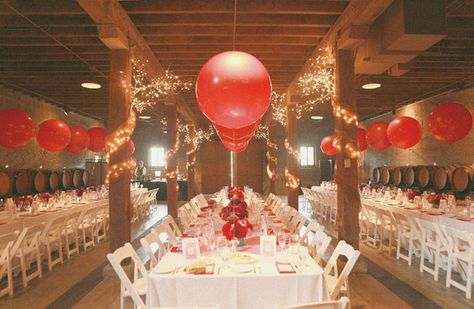 giant red balloons on tables Carnival Wedding Theme, Vintage Circus Theme, Cirque Vintage, Under The Big Top, Circus Wedding, Carnival Wedding, Giant Balloons, Big Balloons, Carnival Themes