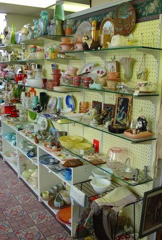 Mall Display, Merchandise Ideas, Lladro Porcelain, Temple Jar, Urn Vase, Aesthetic Shop, Chinese Blue, Booth Display, Treasure Hunting