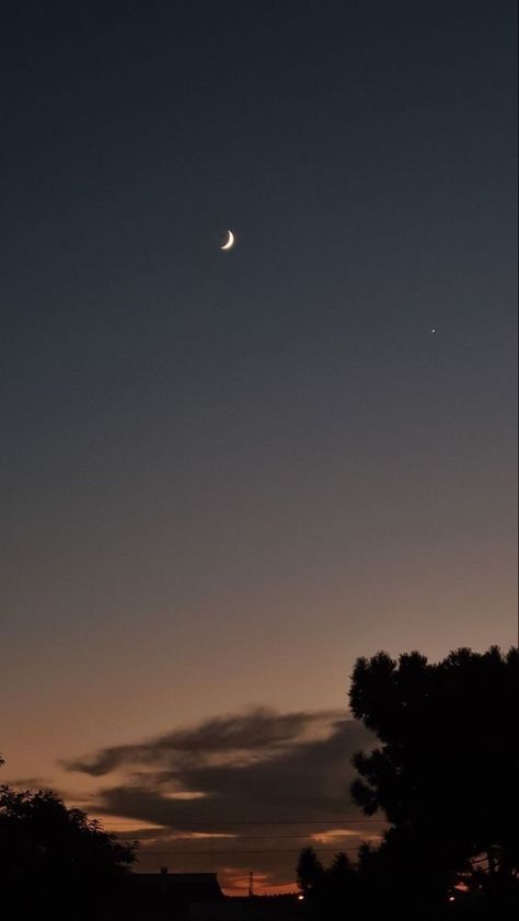 The Moon Is Beautiful, Sky Photography Nature, Moon Pictures, Sky Pictures, Night Scenery, Night Landscape, Moon Photography, Pretty Sky, Sunset Pictures