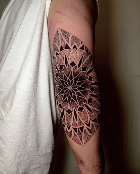 Geometric Elbow Tattoo Elbow Tattoo, Elbow Tattoos, Tattoo Styles, All Tattoos, Future Tattoos, Geometric Tattoo, Tattoo Artists, Tatting, Tattoos